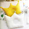 Coussin jaune et blanc pour le sommeil de bébé