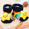 Paire de chaussette avec une etoile jaune pour bébé en tissu cousue sur le dessus