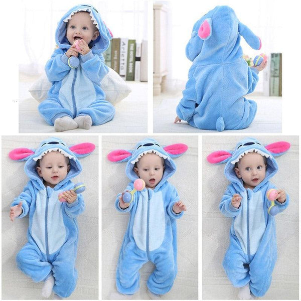 Images d'un enfant allongé et assis qui porte un pyjama stitch bleu