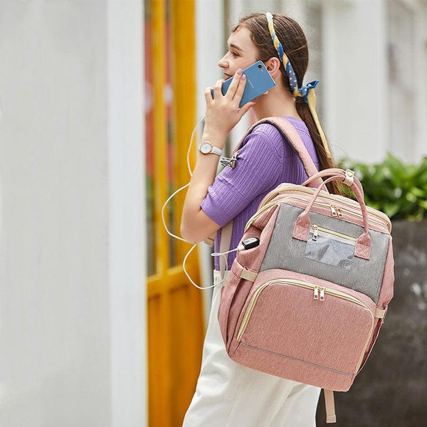 Sac de maternité pour maman avec modèle et smartphone en chargement