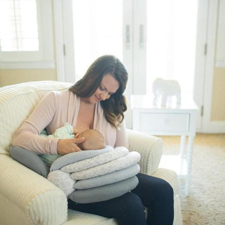 Maman qui allaite son bébé avec le Coussin d'allaitement gris