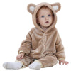 Enfant aux yeux bleu portant un pyjama marron ourson