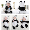 Enfant assis et allongé et qui porte un pyjama panda