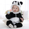 Enfant assis avec un jouet et qui porte un pyjama au style panda