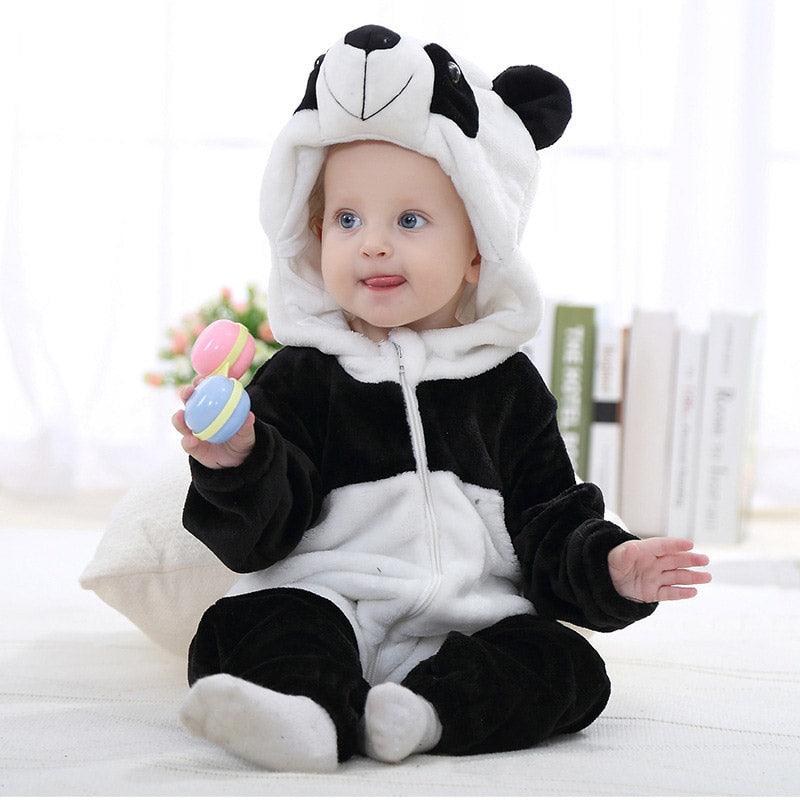 Enfant assis avec un jouet et qui porte un pyjama panda