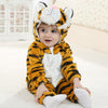 Enfant assis portant un pyjama tigre