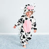Enfant debout portant un pyjama style vache