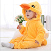 Petit enfant assis portant un pyjama jaune canard