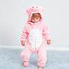Enfant portant un pyjama cochon rose