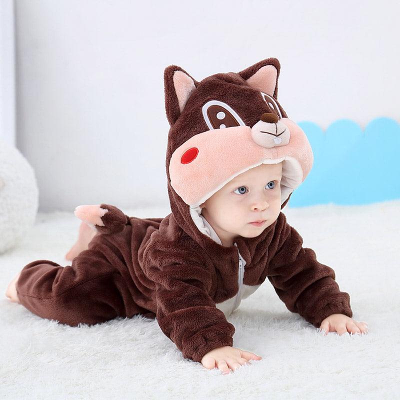 Bébé allongé sur ventre portant un pyjama marron style écureuil