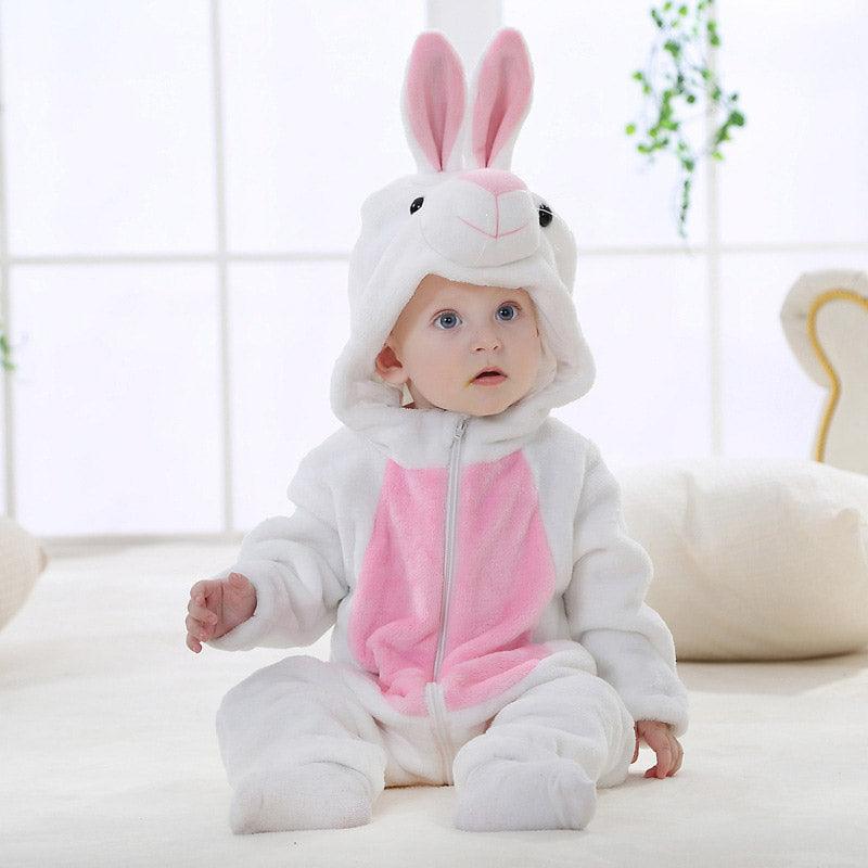 Bébé aux yeux bleu qui porte un pyjama lapin blanc et rose