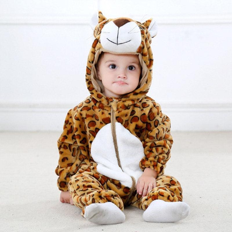 Bébé assis portant un pyjama avec des taches léopard