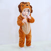 Enfant debout portant un pyjama style lion