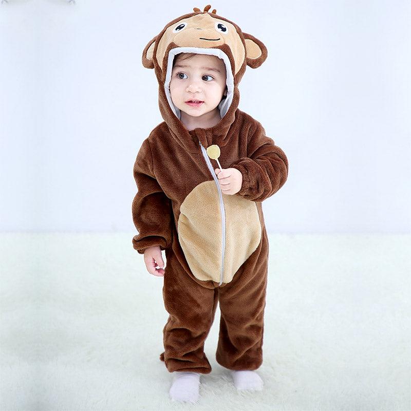 Enfant debout qui porte un pyjama confortable et de petit singe