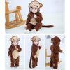 Enfant portant un pyjama de petit singe marron