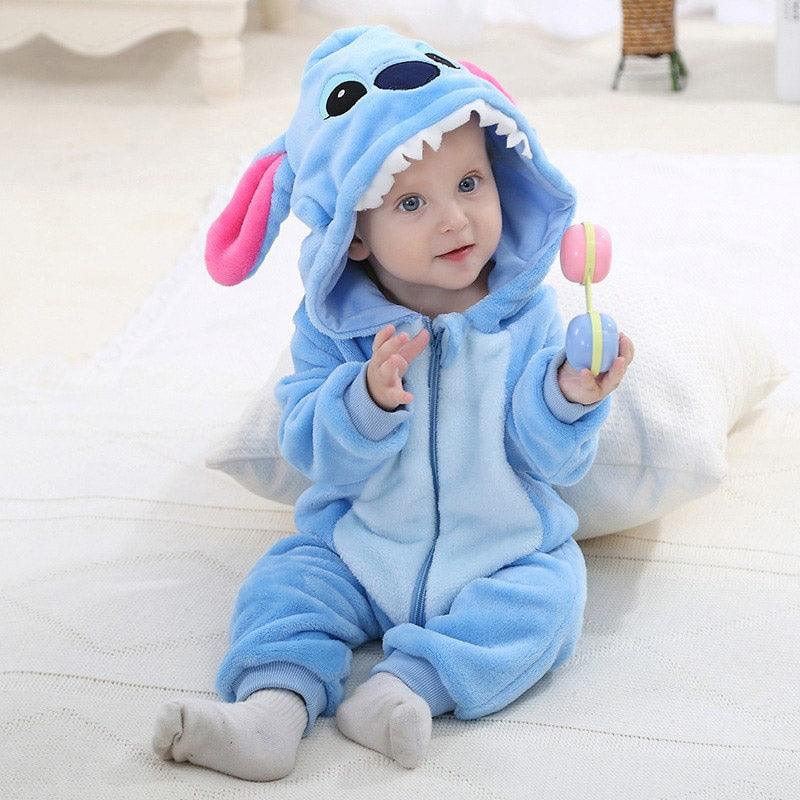 Bébé qui porte un pyjama stitch bleu