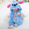 Bébé qui joue et qui porte un pyjama stitch bleu