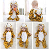 Enfant assis ou allongé portant un pyjama tigre