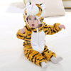 Enfant assis qui fait une grimace et portant un pyjama tigre