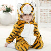 Petit enfant assis portant un pyjama tigre