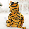 Enfant assis vue de dos portant une combinaison pyjama tigre