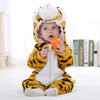 Enfant assis et jouant avec une boule qui porte un pyjama tigre