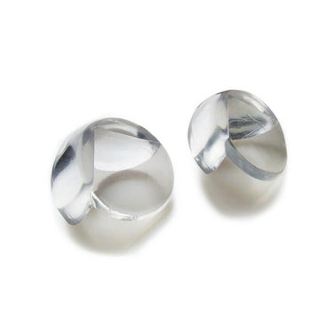 Sécurité enfant pour coin de meuble sur fond blanc